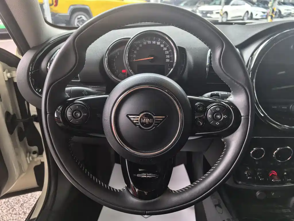 MINI CLUBMAN 1.5 T COOPER Connoisseur