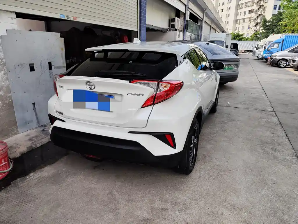 Toyota C-HR 2.0 L Leading