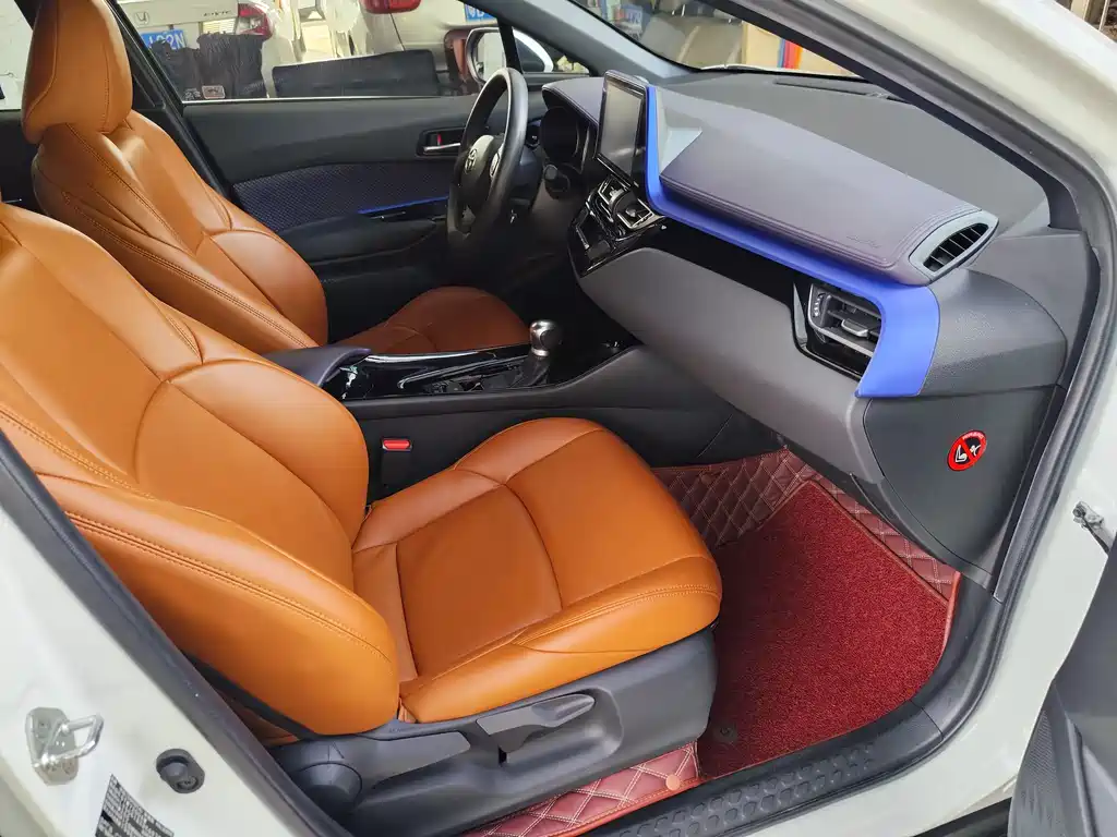 Toyota C-HR 2.0 L Leading