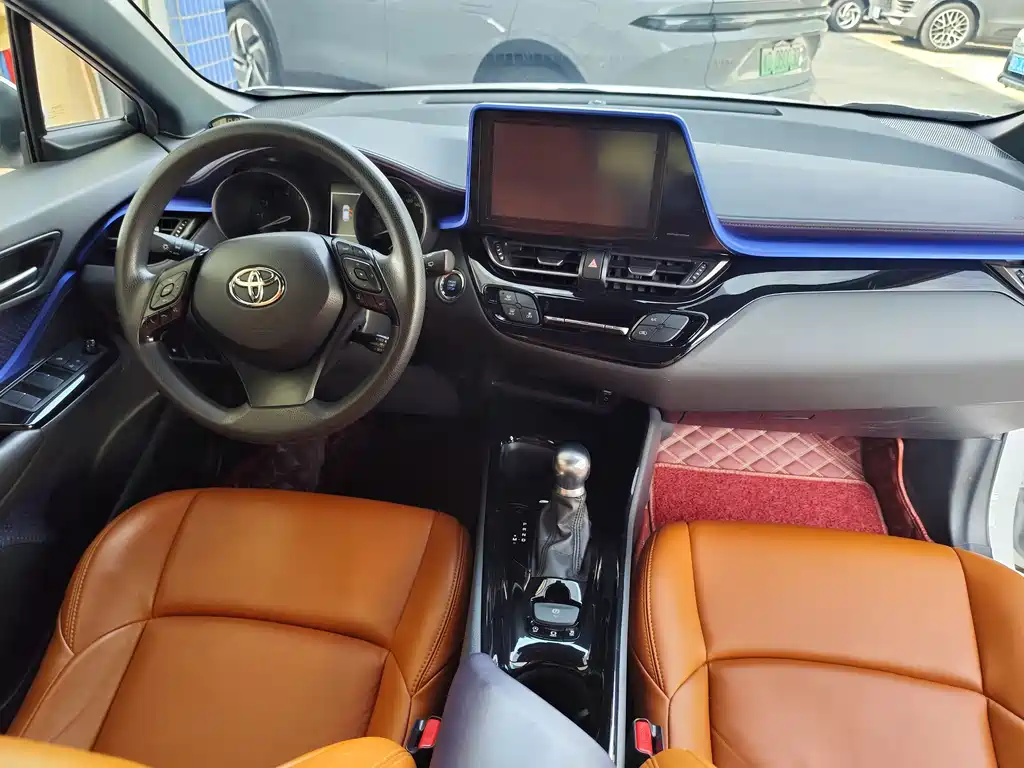 Toyota C-HR 2.0 L Leading