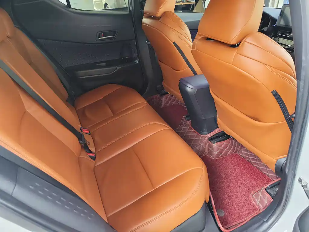 Toyota C-HR 2.0 L Leading