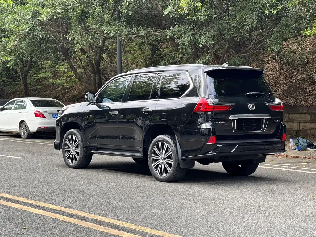 Lexus LX 570 Distinguished Luxury