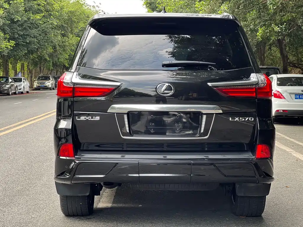 Lexus LX 570 Distinguished Luxury