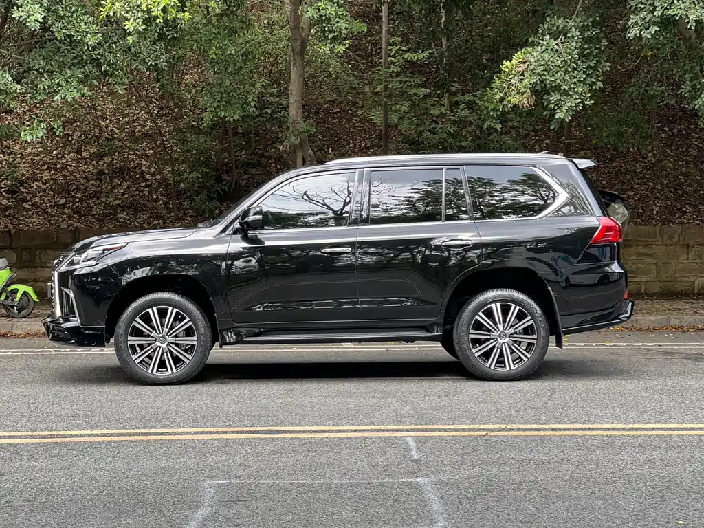 Lexus LX 570 Distinguished Luxury