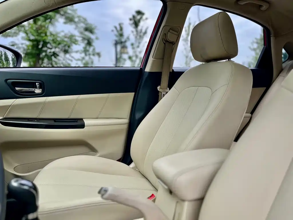 Eado 1.6 L Manual Luxury CN-V