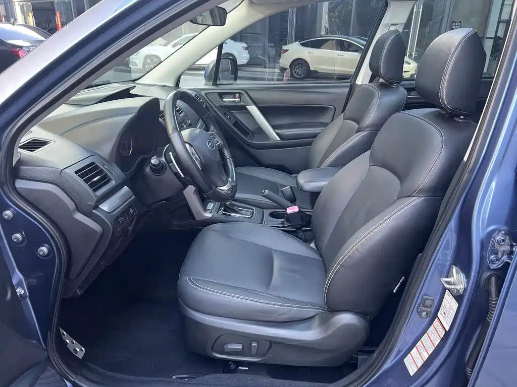 Forester 2.5 i Auto Distinguished