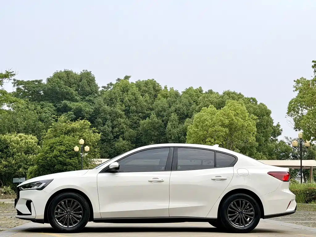 Focus Sedan EcoBoost 180 Auto Racing