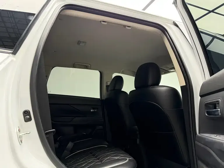 Mitsubishi Outlander 2.0 L 2 WD Smooth Travel 5-seat