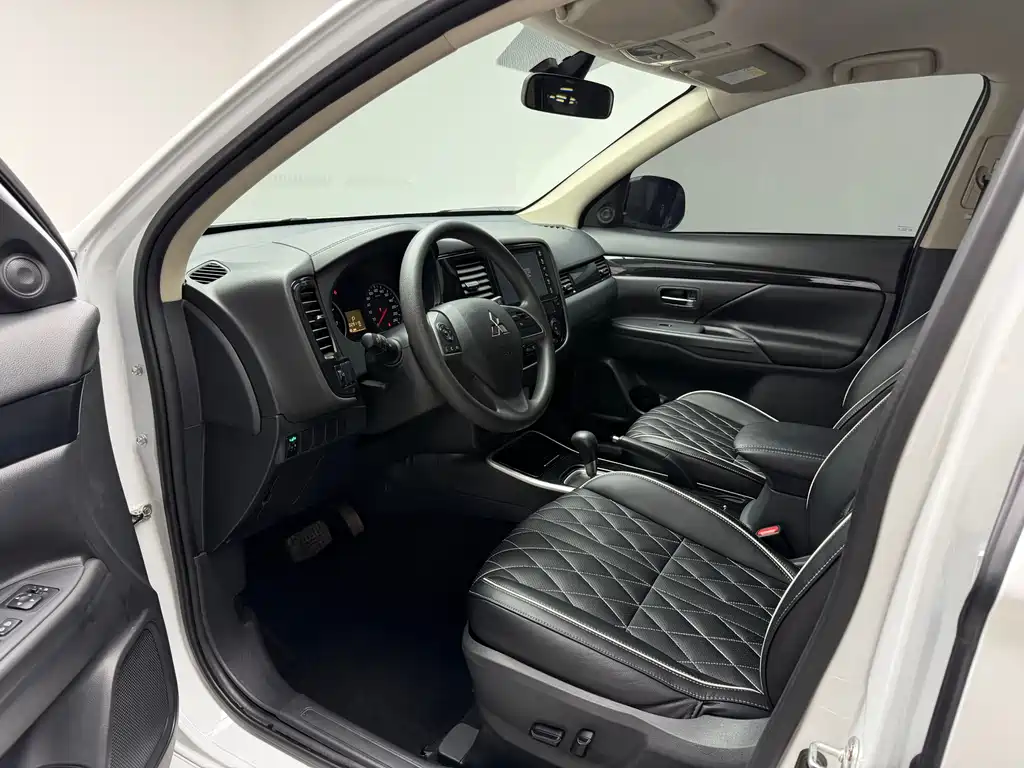 Outlander 2.0 L 2 WD Smooth Travel 5-seat