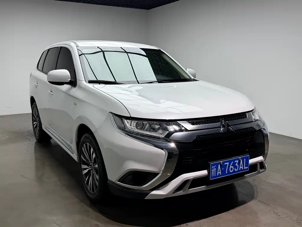Outlander 2.0 L 2 WD Smooth Travel 5-seat
