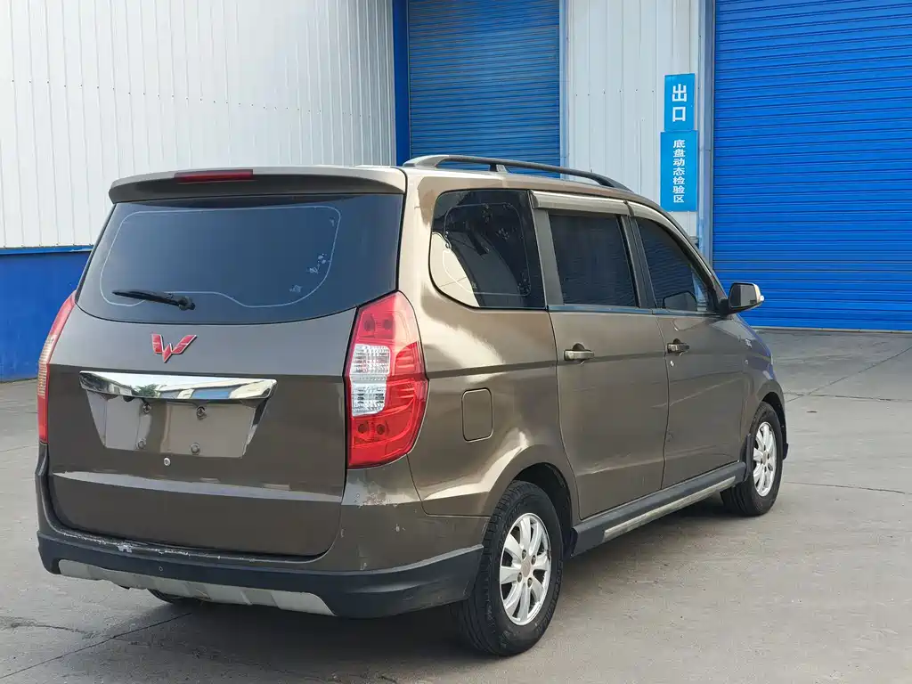 Wuling Hongguang 1.5 L S Luxury