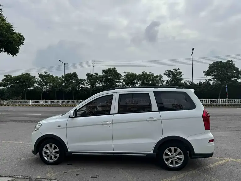Dongfeng Fengguang 330 1.5 L Manual Comfort DK15-02