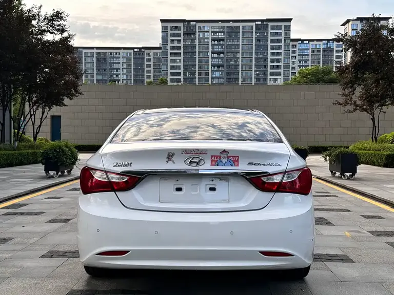 Hyundai Sonata 2.0 L Auto Luxury