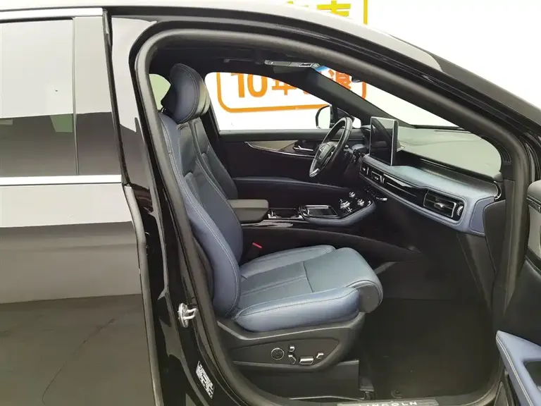 Lincoln Nautilus 2.7 T 4 WD Honor Shine