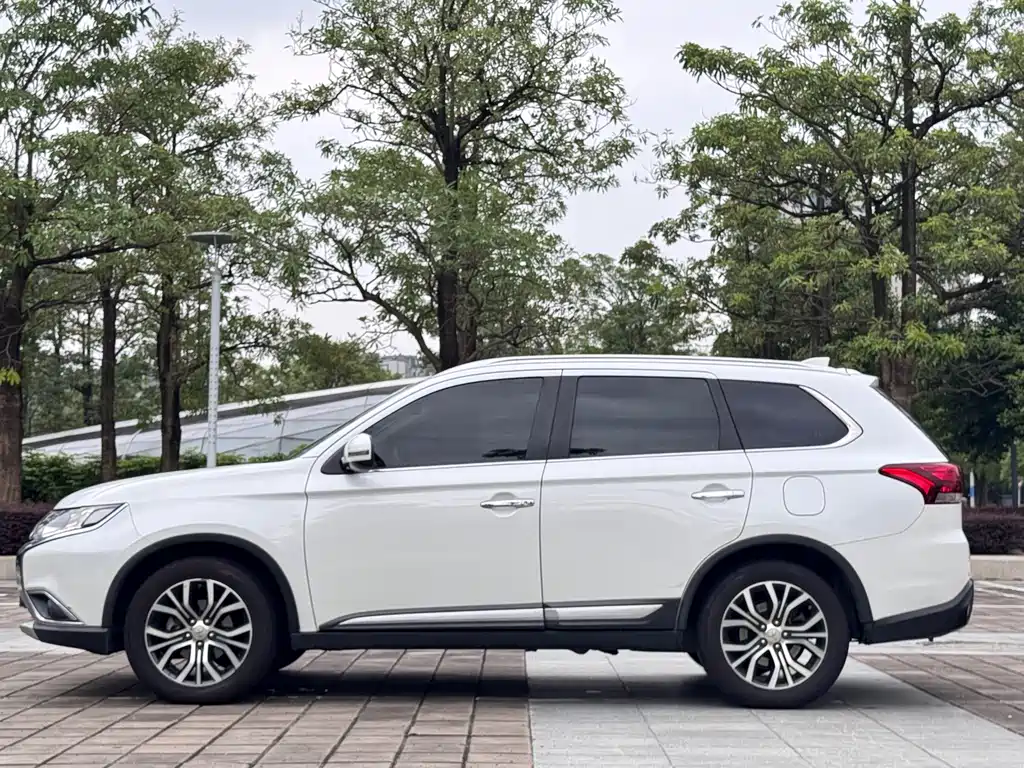 Outlander 2.4 L 4 WD Elite 5-seat