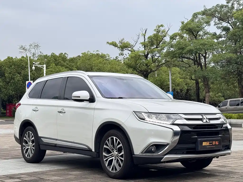 Outlander 2.4 L 4 WD Elite 5-seat