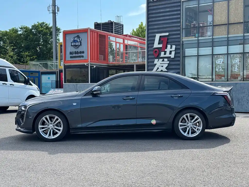 Cadillac CT4 28 T Fashion