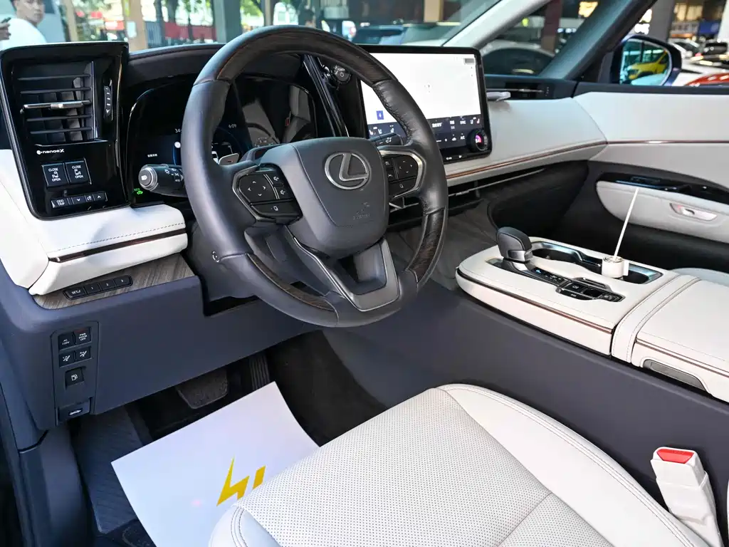 Lexus LM 500 h 6-seat Supreme