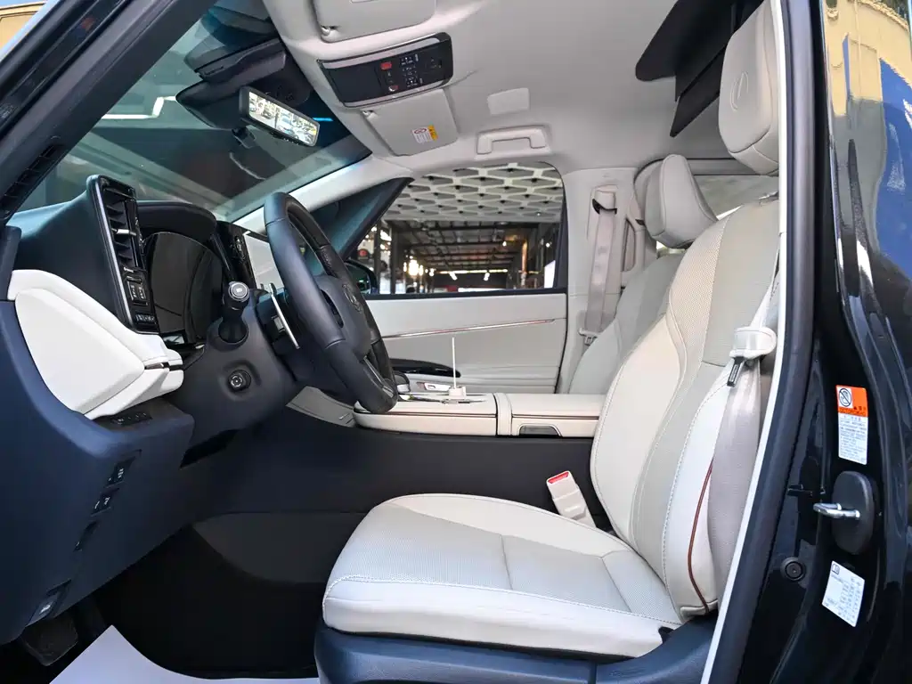 Lexus LM 500 h 6-seat Supreme