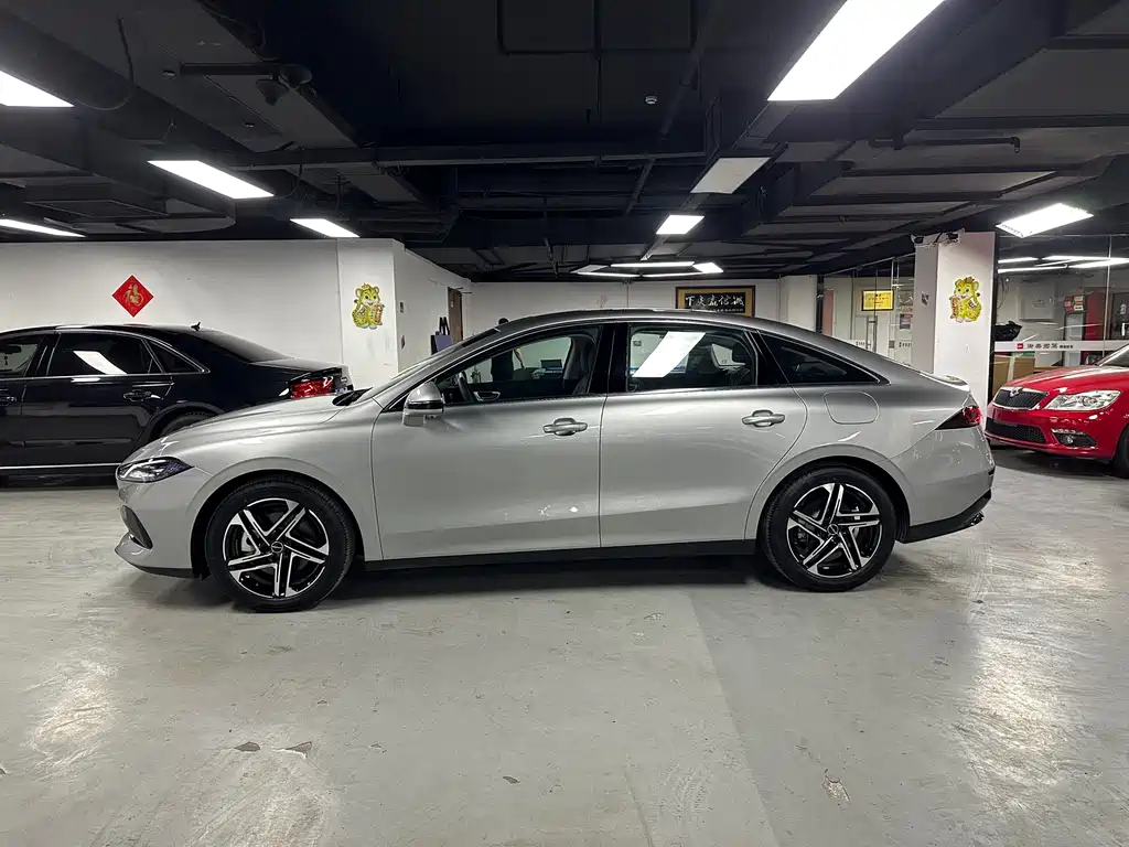Roewe D7 DMH 125 km Flagship