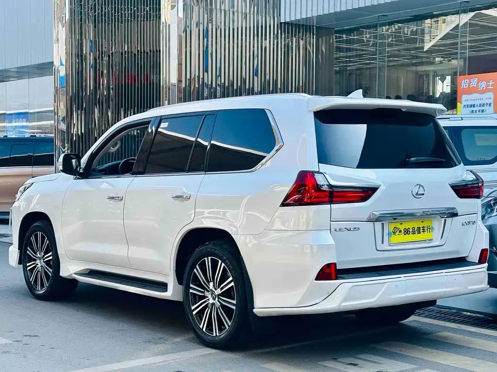 Lexus LX 570 Distinguished Luxury
