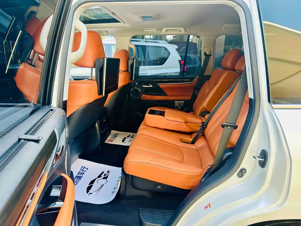 Lexus LX 570 Distinguished Luxury