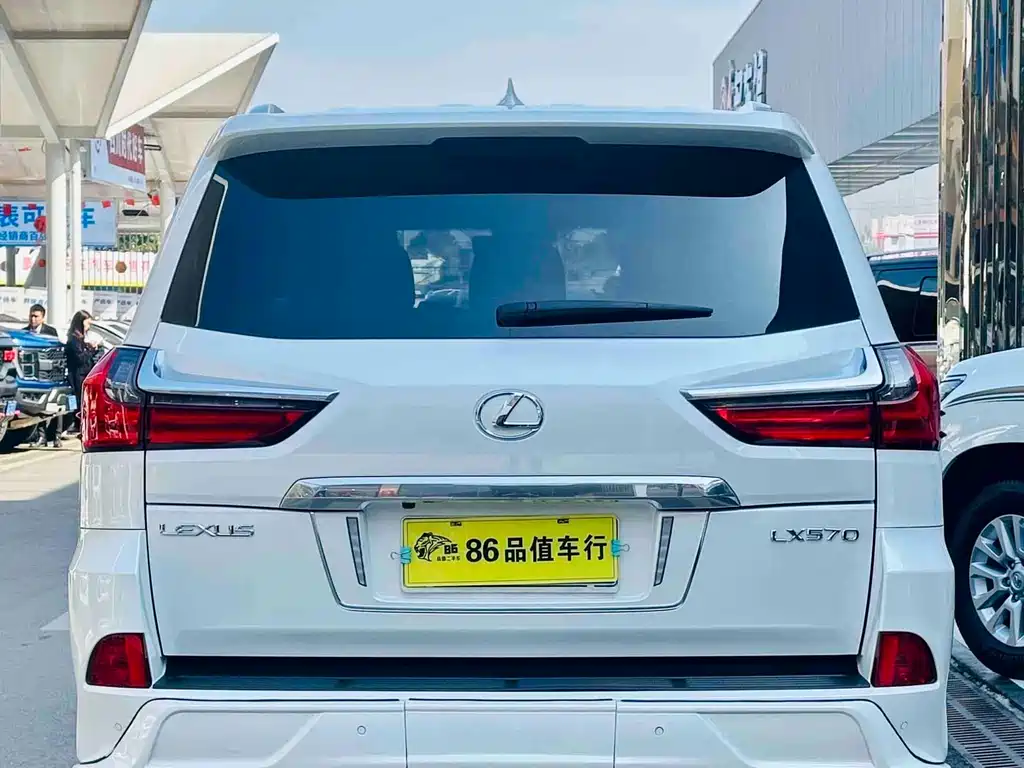Lexus LX 570 Distinguished Luxury