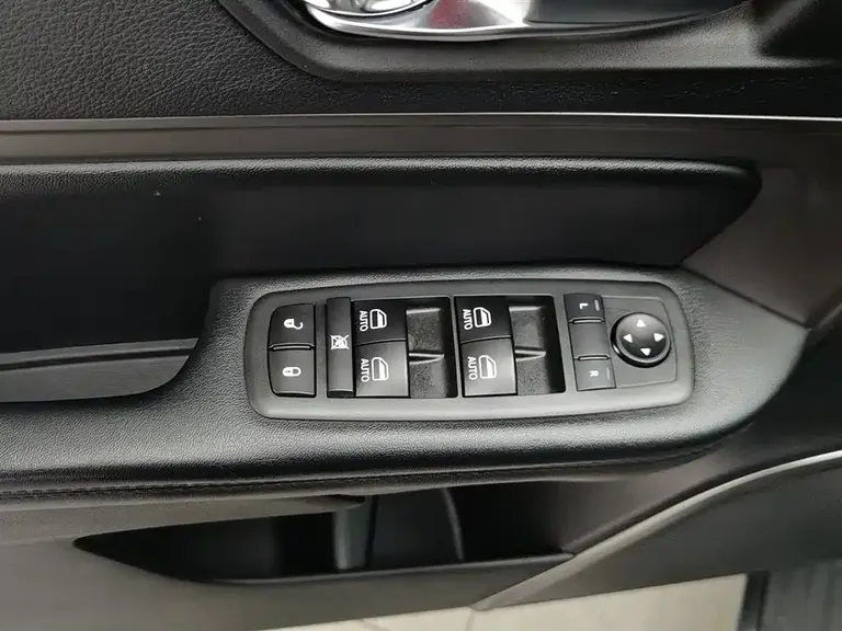 Jeep Commander 2.0 T 2 WD Progressive Enjoyment CN-V