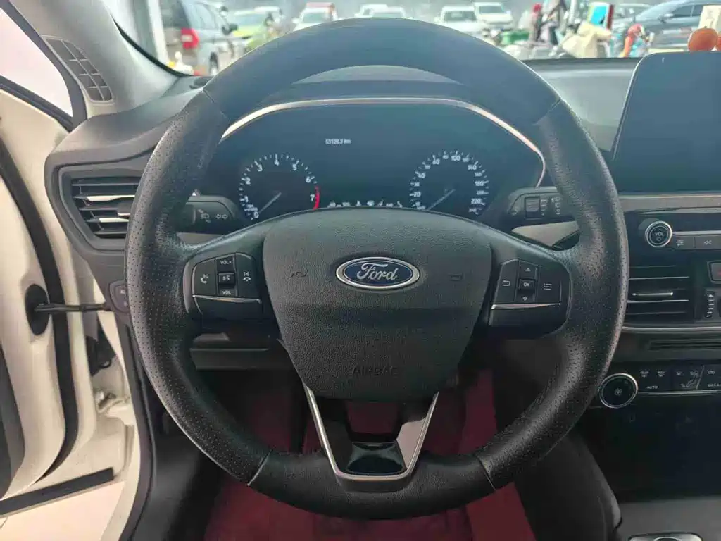 Focus Sedan EcoBoost 180 Auto Sharp Trend