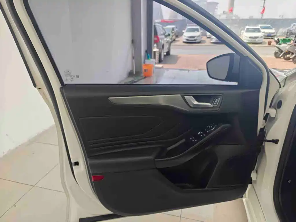 Focus Sedan EcoBoost 180 Auto Sharp Trend