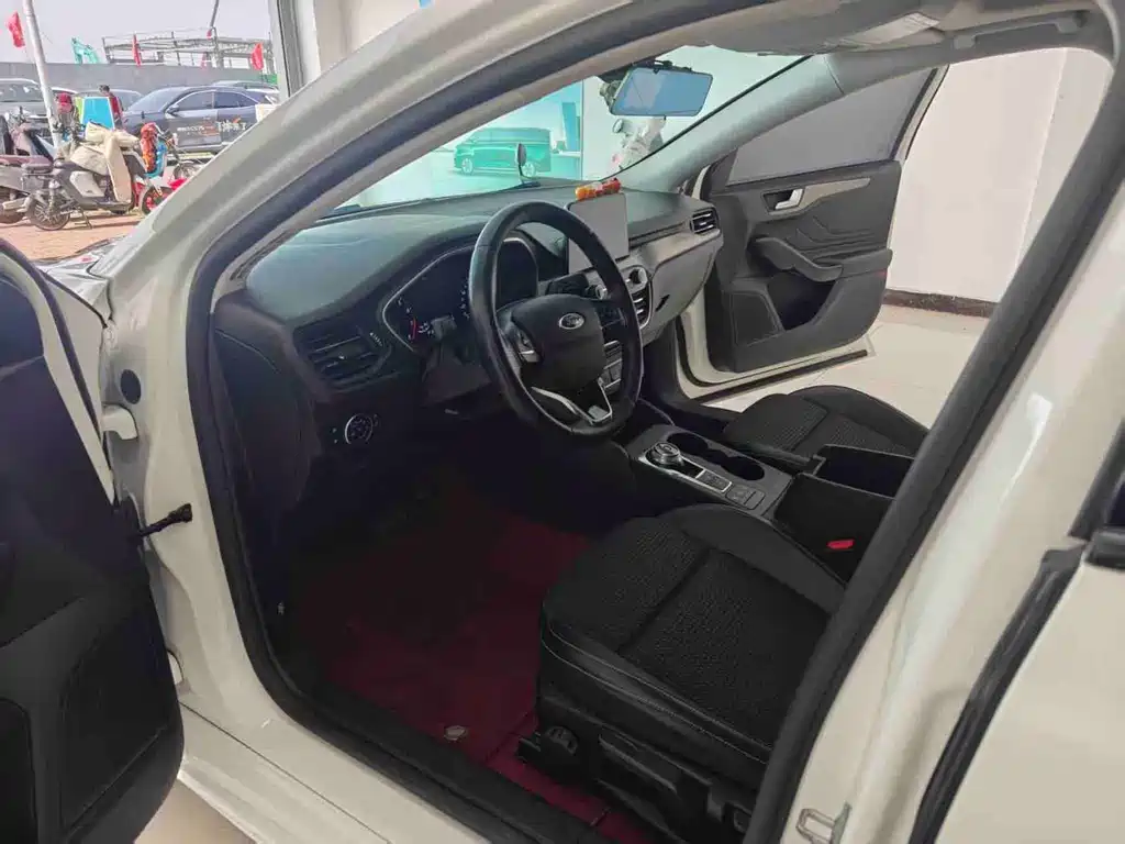 Focus Sedan EcoBoost 180 Auto Sharp Trend