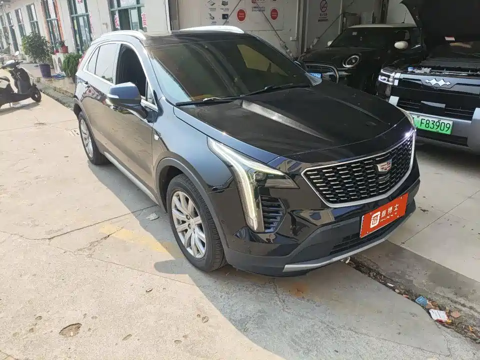 Cadillac XT4 28 T 2 WD Leading