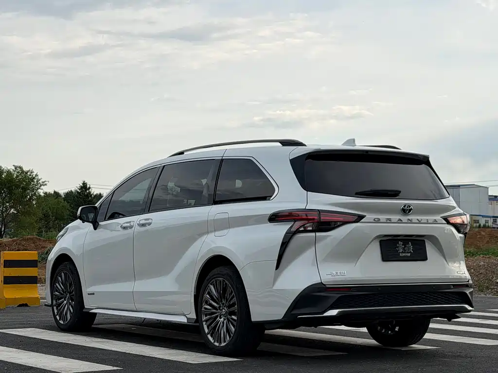 Granvia 2.5 L Hybrid Comfort