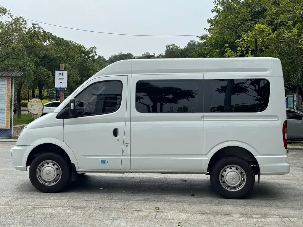 Xintu V80 新途V80 2024款 PRO商旅 6 MT 短轴中顶147 Ps 8/9座 非营运