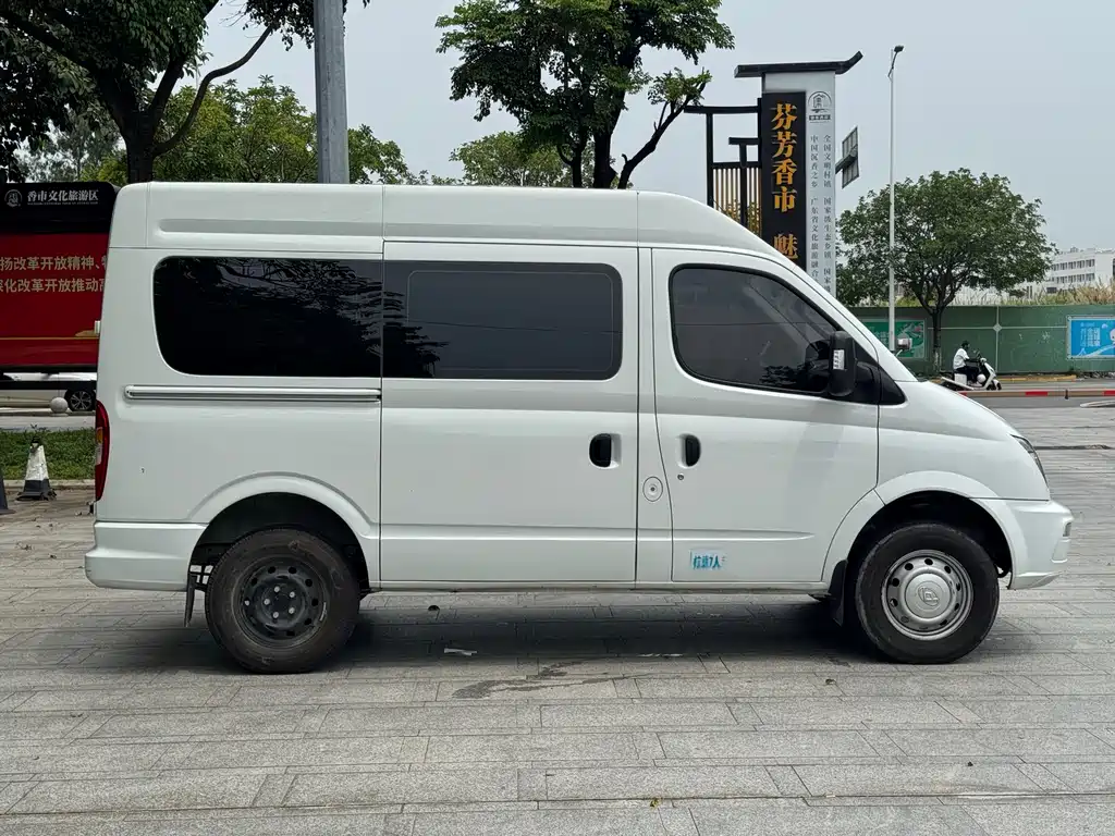 Xintu V80 新途V80 2024款 PRO商旅 6 MT 短轴中顶147 Ps 8/9座 非营运