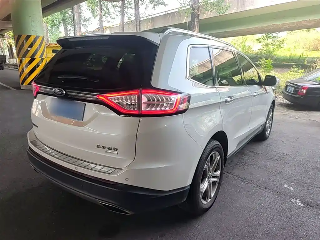 Edge EcoBoost 245 2 WD Grand Sharp 7-seat