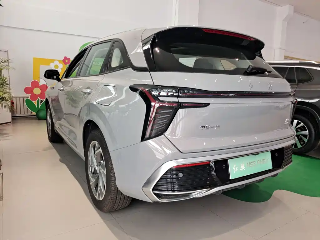 Hongqi HS3 PHEV 115 km Power Action