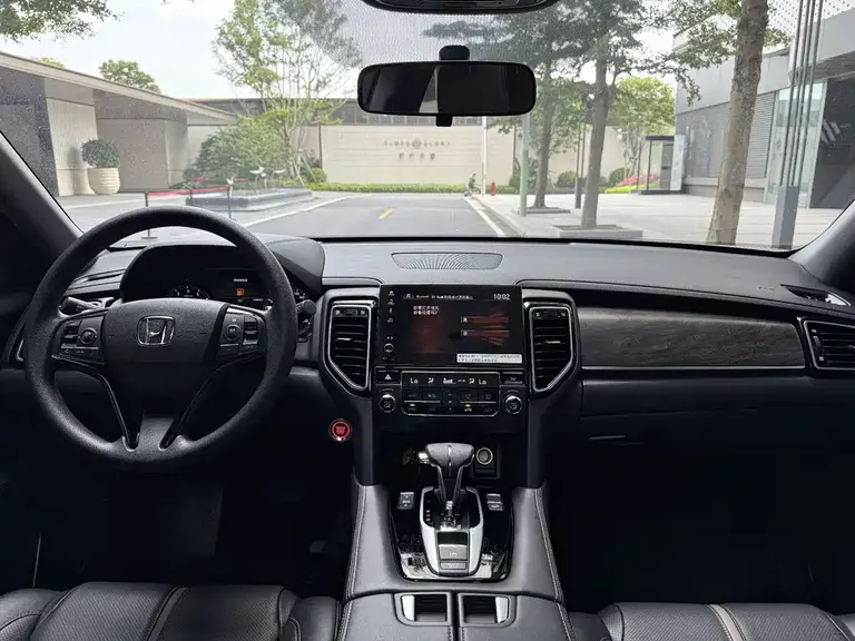 Honda UR-V 240 TURBO 2 WD Joyful