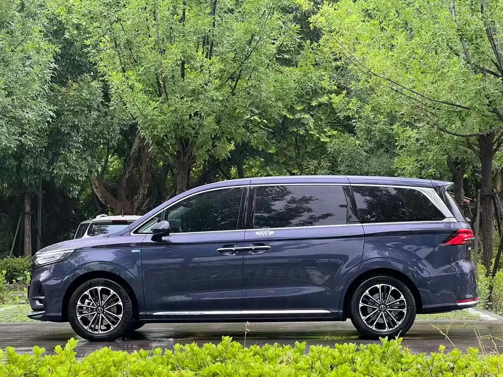 Roewe iMAX8 400 TGI Supreme Series Honored