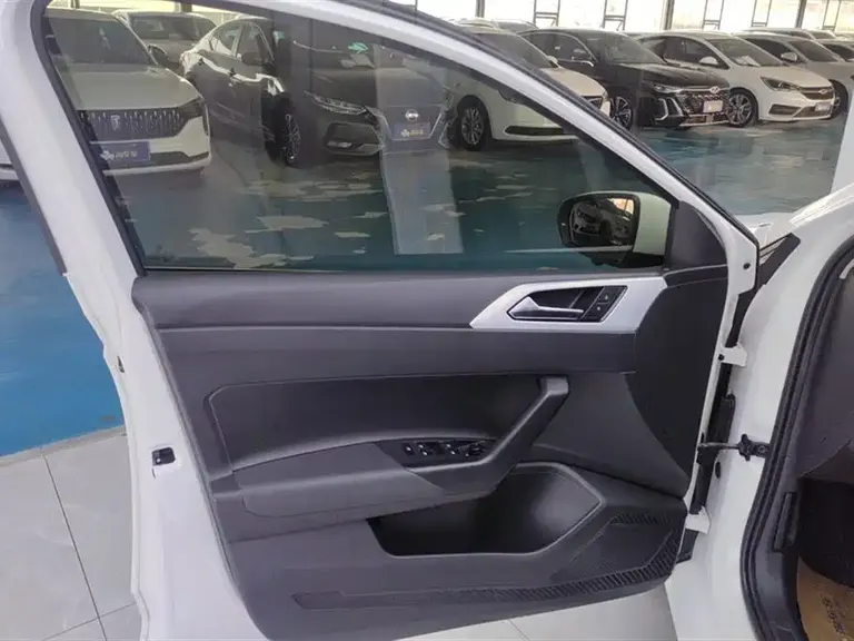 Volkswagen Polo Plus 1.5 L Auto Colorful Tech