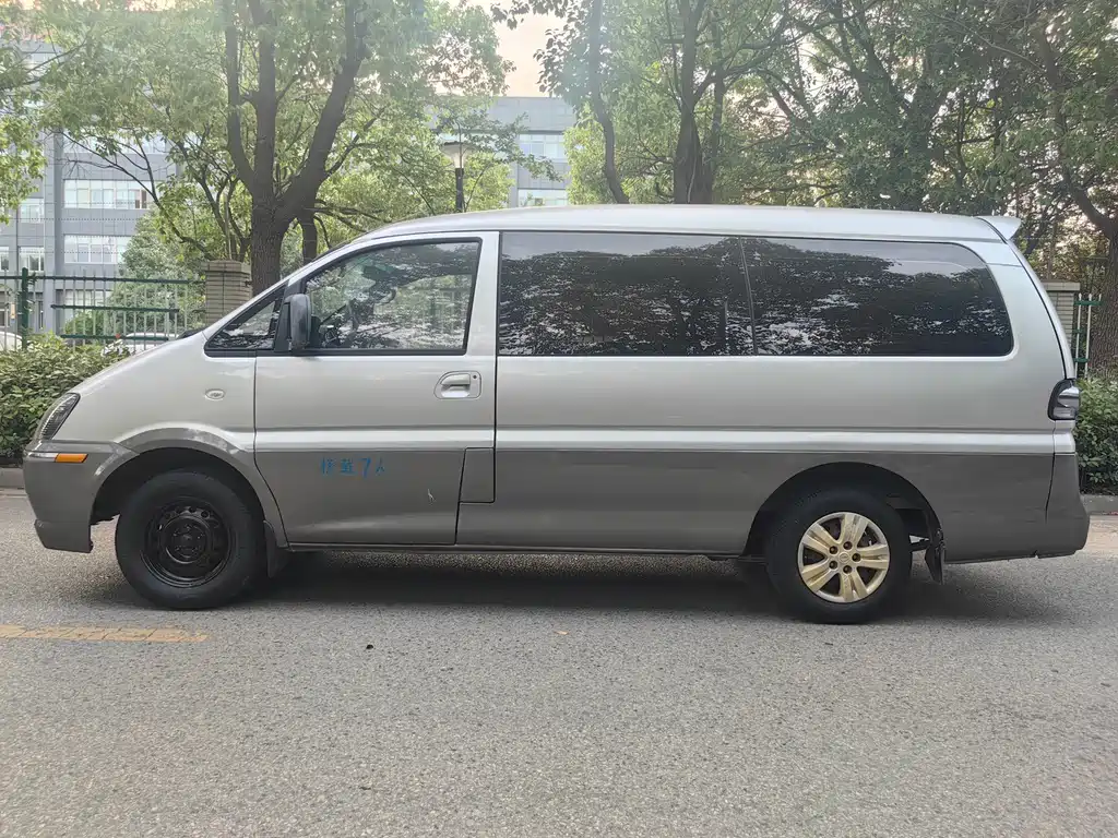 Lingzhi M3 L 1.6 L 7-seat Comfort