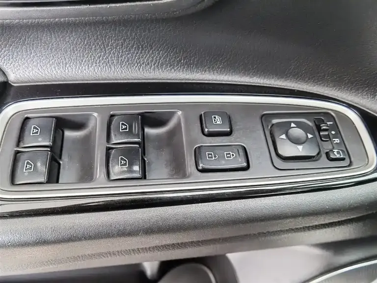 Mitsubishi Outlander 2.0 L 2 WD Smooth Enjoyment 7-seat CN-V