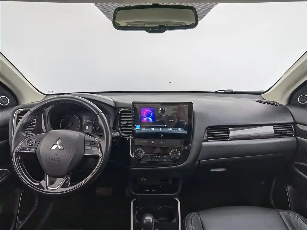 Outlander 2.0 L 2 WD Smooth Enjoyment 7-seat CN-V