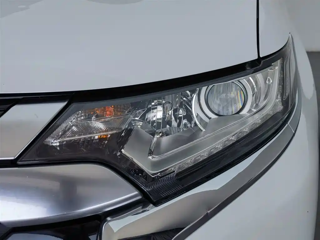 Outlander 2.0 L 2 WD Smooth Enjoyment 7-seat CN-V
