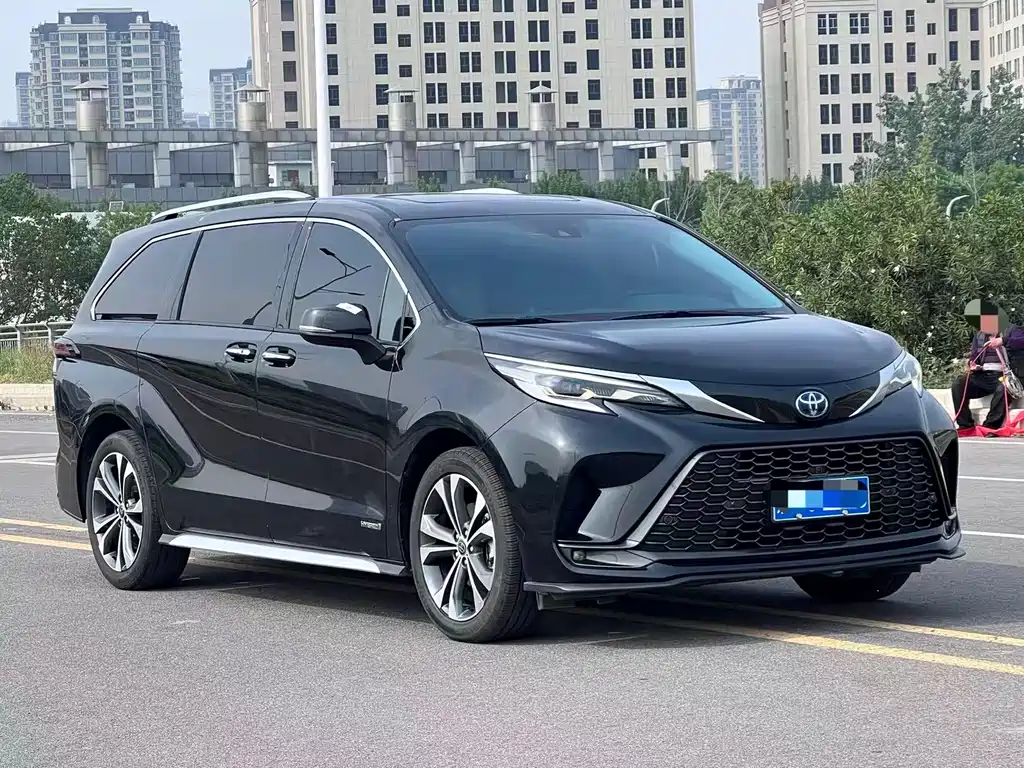 Granvia 2.5 L Hybrid Distinguished PLUS
