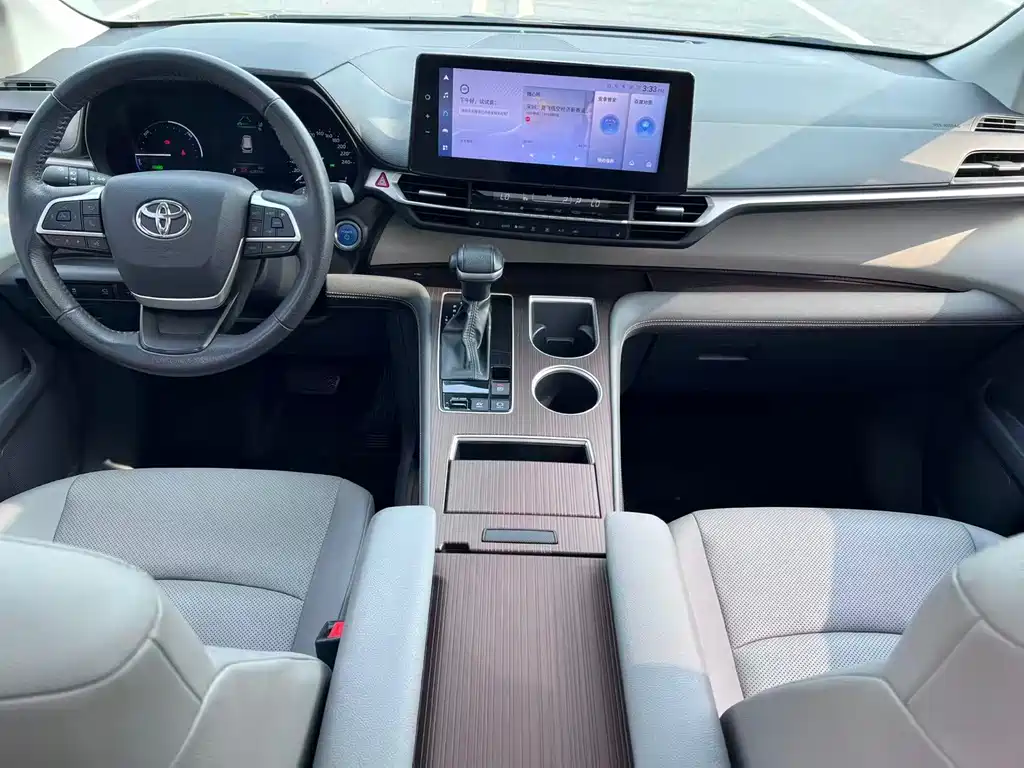 Granvia 2.5 L Hybrid Distinguished PLUS