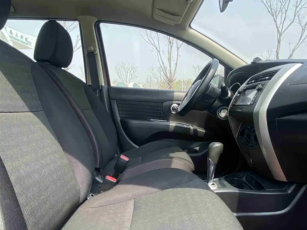 Livina 1.6 XE CVT Comfort