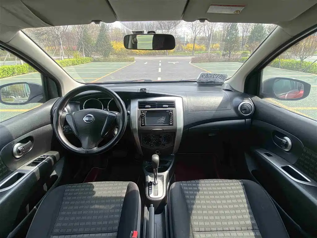 Livina 1.6 XE CVT Comfort