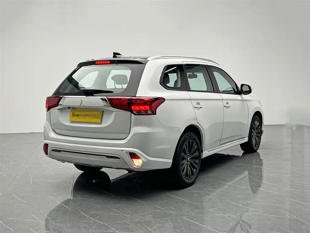 Outlander 2.0 L 2 WD Smooth Enjoyment 5-seat