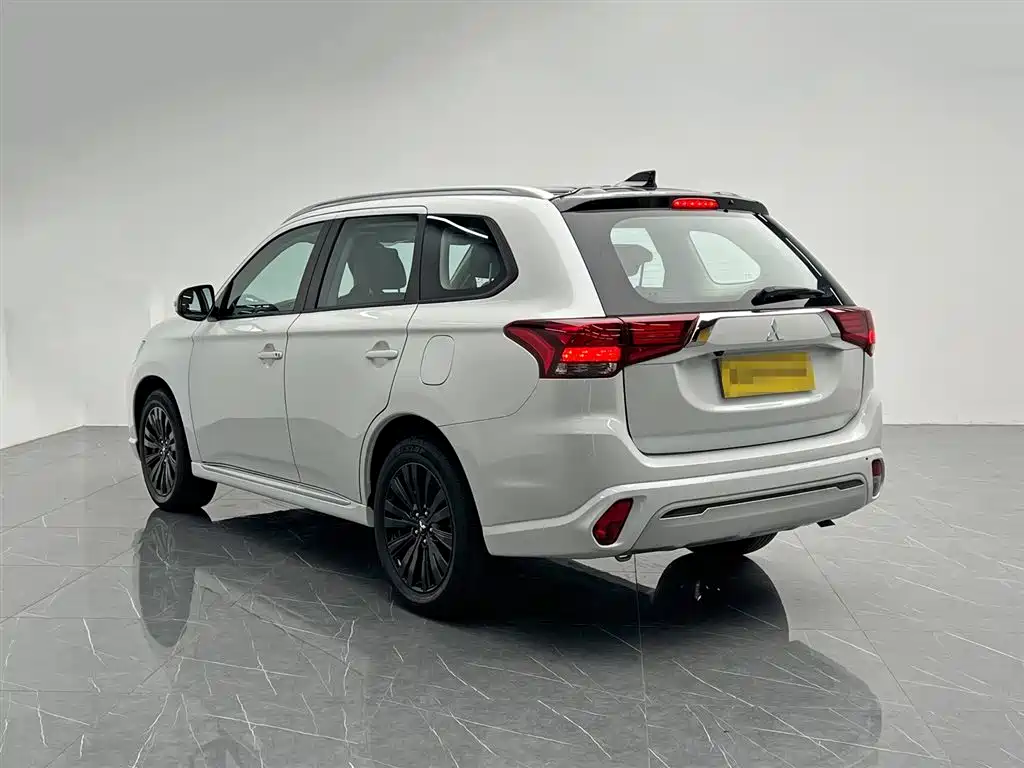 Outlander 2.0 L 2 WD Smooth Enjoyment 5-seat